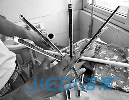 齐鲁晚报：居民家中自来水管长青苔